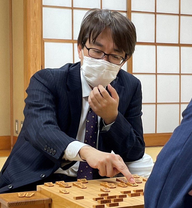 王将戦リーグ4連勝を決め、対局を振り返る羽生善治九段=東京都渋谷区の将棋会館で2022年10月26日、丸山進撮影