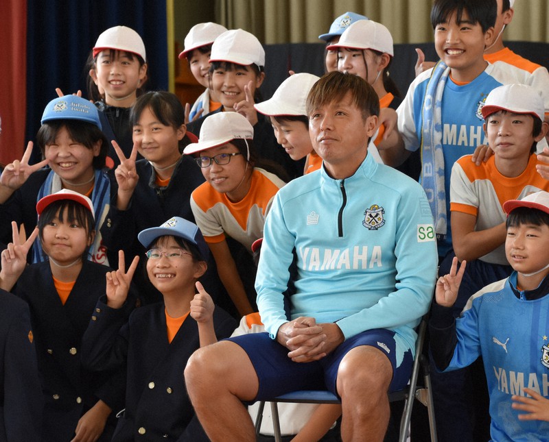 遠藤保仁選手が小学生と交流 ジュビロ磐田、3年ぶり学校訪問 | 毎日新聞