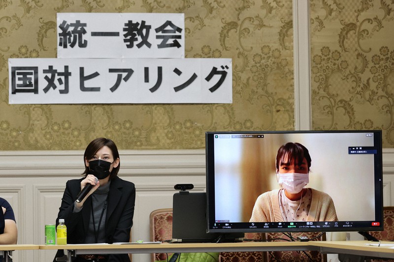 旧統一教会の養子縁組に関するヒアリングで発言する武田ショウコさん(左)。右は元2世信者の小川さゆりさん=東京都千代田区で2022年11月16日、三浦研吾撮影