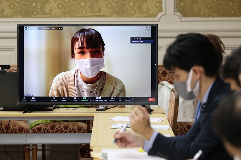 旧統一教会の養子縁組の問題について、オンラインで発言する元2世信者の小川さゆりさん=東京都千代田区で2022年11月16日、三浦研吾撮影
