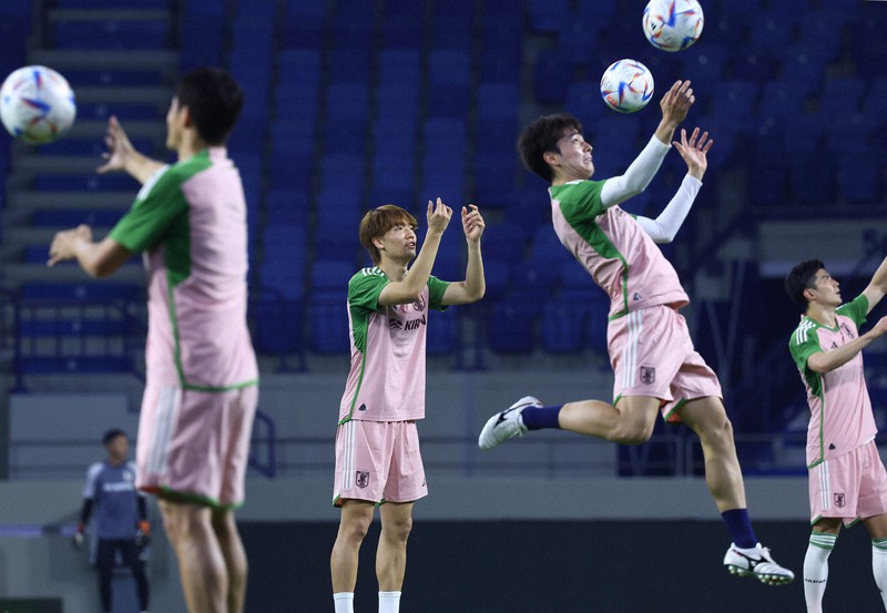 カナダとの試合前日の練習で、汗を流す板倉滉(中央)ら日本の選手たち=アルマクトゥーム競技場で2022年11月16日、宮武祐希撮影