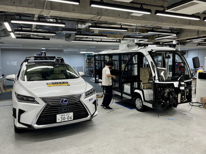 ティアフォーのガレージにある自動運転車両=東京都品川区で2022年9月21日午後2時58分、辻本知大撮影