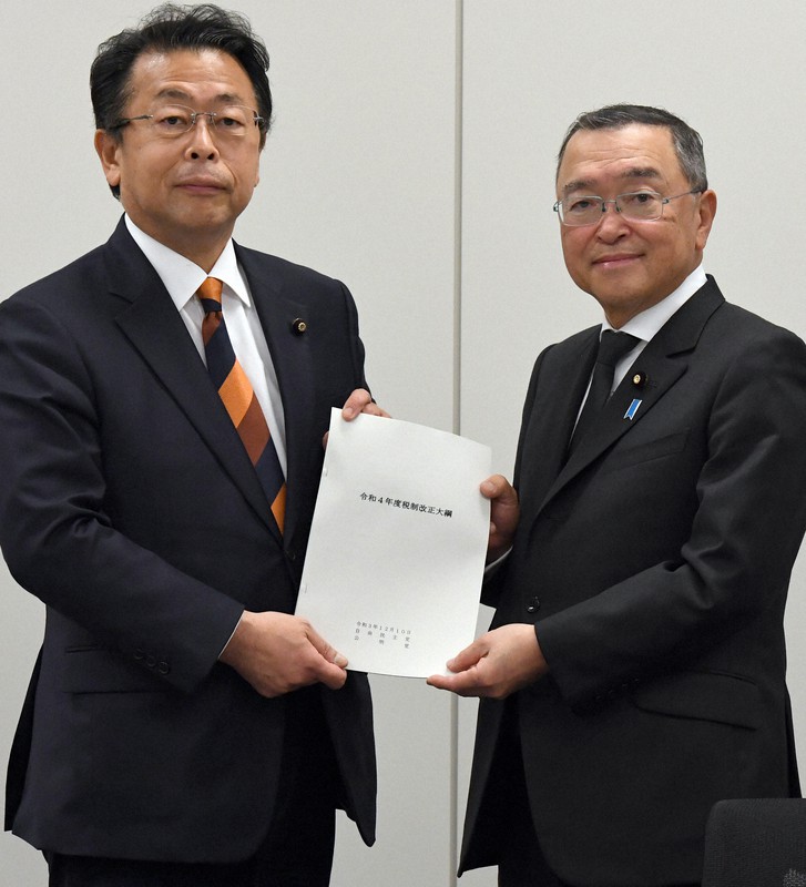 2022年度与党税制改正大綱決定後の記者会見で大綱を手にする自民党の宮沢洋一税制調査会長(右)と公明党の西田実仁税制調査会長=衆院第2議員会館で2021年12月10日午後4時55分、竹内幹撮影