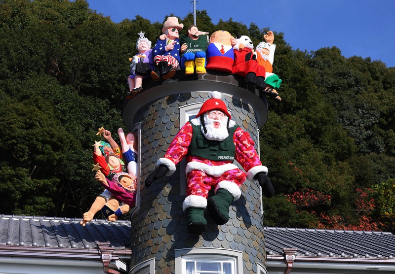 うろこの家に登場した「世相サンタクロース」=神戸市中央区で2022年11月17日午前9時8分、梅田麻衣子撮影