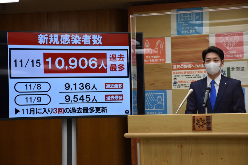 北海道内の感染者が初めて1万人を超え、記者会見で対策の徹底を呼びかける鈴木直道知事=札幌市中央区で2022年11月15日午後3時27分、真貝恒平撮影