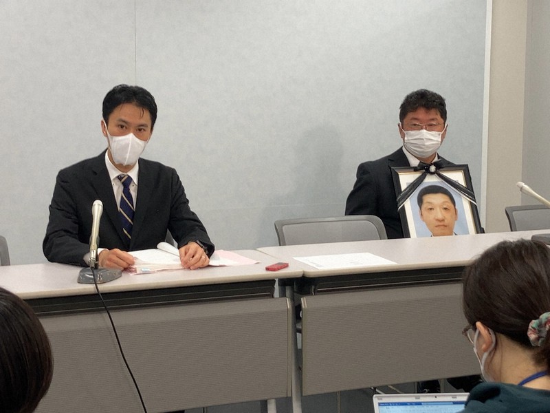 柳発秀さんの遺影を抱えて記者会見する兄の南秀さん(右)ら=大阪市北区で2022年11月17日午前10時37分、郡悠介撮影