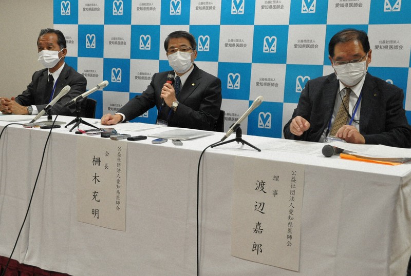 愛知県愛西市でワクチン接種後に女性が亡くなった事案の検証結果について記者会見を行う愛知県医師会の柵木充明会長(中央)ら=名古屋市の県医師会で2022年11月17日午後5時3分、田中理知撮影