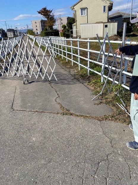 オスの競走馬が破壊した馬道上のゲート=岐阜県地方競馬組合提供