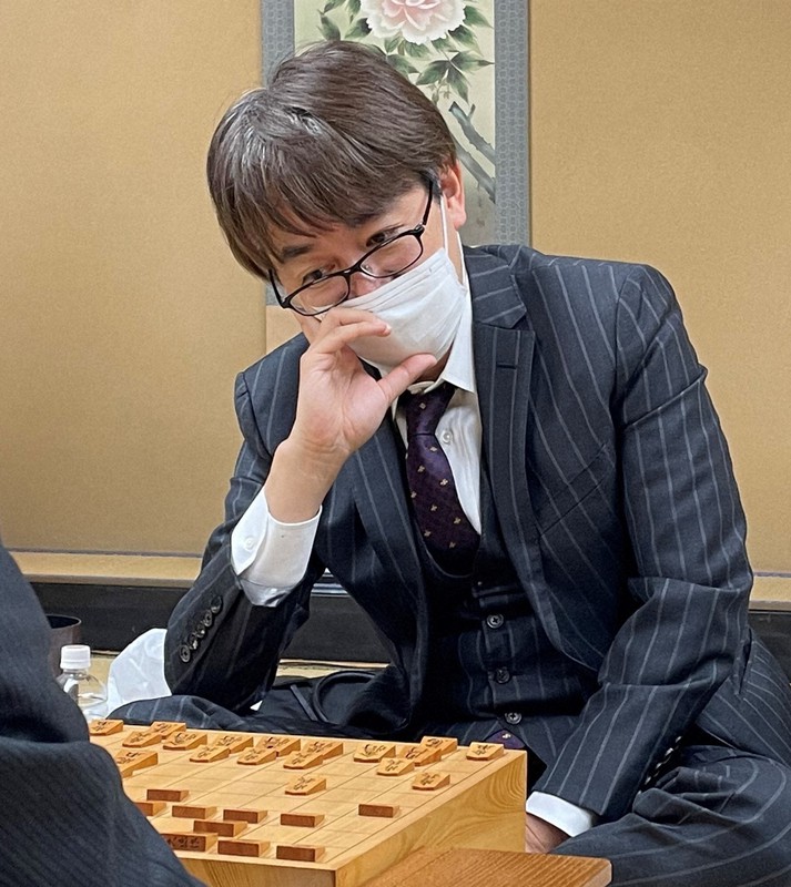 棋王戦挑戦者決定トーナメントの決勝で佐藤天彦九段に敗れ、対局を振り返る羽生善治九段=東京都渋谷区の将棋会館で2022年11月17日午後8時35分、丸山進撮影