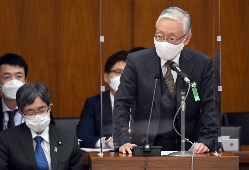 衆院総務委員会で質問に答えるNHKの前田晃伸会長(右)。手前左は寺田稔総務相=国会内で2022年11月17日午後2時34分、竹内幹撮影