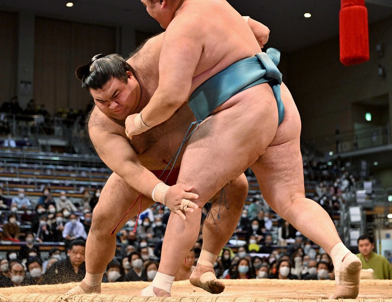 高安(奥)が寄り切りで玉鷲を破る=福岡国際センターで2022年11月17日、平川義之撮影