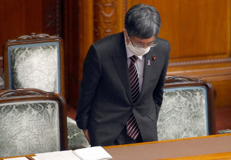 参院本会議で改正公職選挙法が賛成多数で可決、成立し、一礼する寺田稔総務相=国会内で2022年11月18日午前11時48分、竹内幹撮影