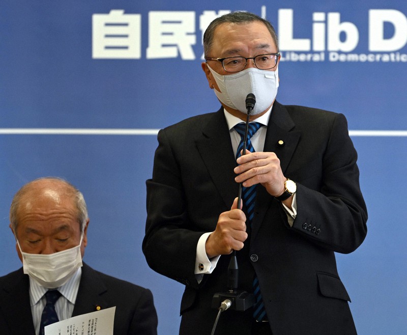 自民党税制調査会の総会で発言する宮沢洋一会長(右)。左は鈴木俊一財務相=東京都千代田区の同党本部で2022年11月18日午後1時半、竹内幹撮影
