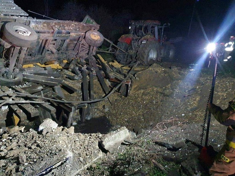 ロシア製のミサイルが着弾した現場。ポーランド人2人が死亡した=ポーランド東部プシェボドフで2022年11月15日、ソーシャルメディアより・ロイター