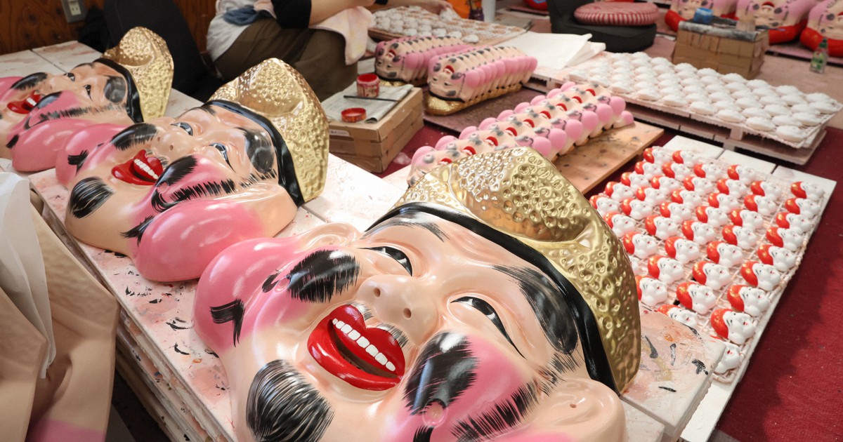 えびす様・大黒様の笑みずらり 新春「十日戎」向けお面作りピーク