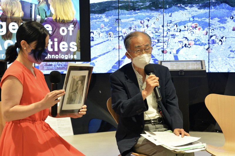 デジタル地図のモニターの前で証言する浜住治郎さん(右)=米ニューヨークで2022年8月6日、隅俊之撮影