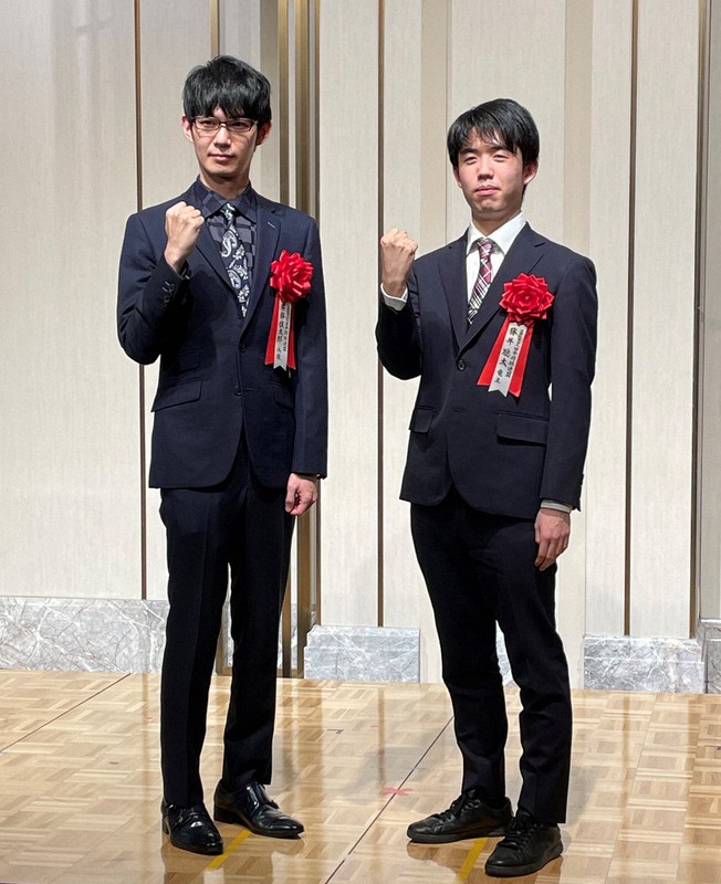 将棋日本シリーズJTプロ公式戦決勝戦での健闘を誓う斎藤慎太郎八段(左)と藤井聡太王将=東京都港区で2022年11月18日、丸山進撮影