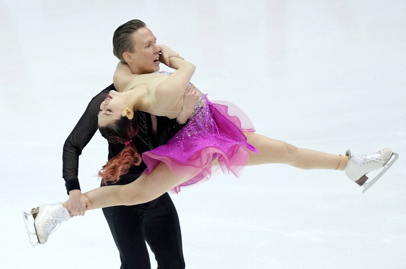 アイスダンスRDで演技するフィンランドの折原裕香、ユホ・ピリネン組＝真駒内セキスイハイムアイスアリーナで2022年11月18日、貝塚太一撮影