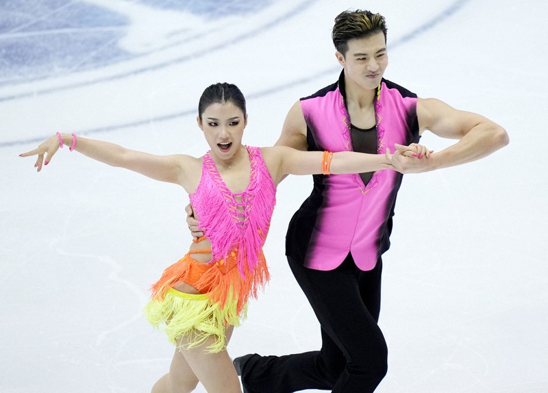 アイスダンスRDで演技する中国の王詩玥、柳鑫宇組＝真駒内セキスイハイムアイスアリーナで2022年11月18日、貝塚太一撮影