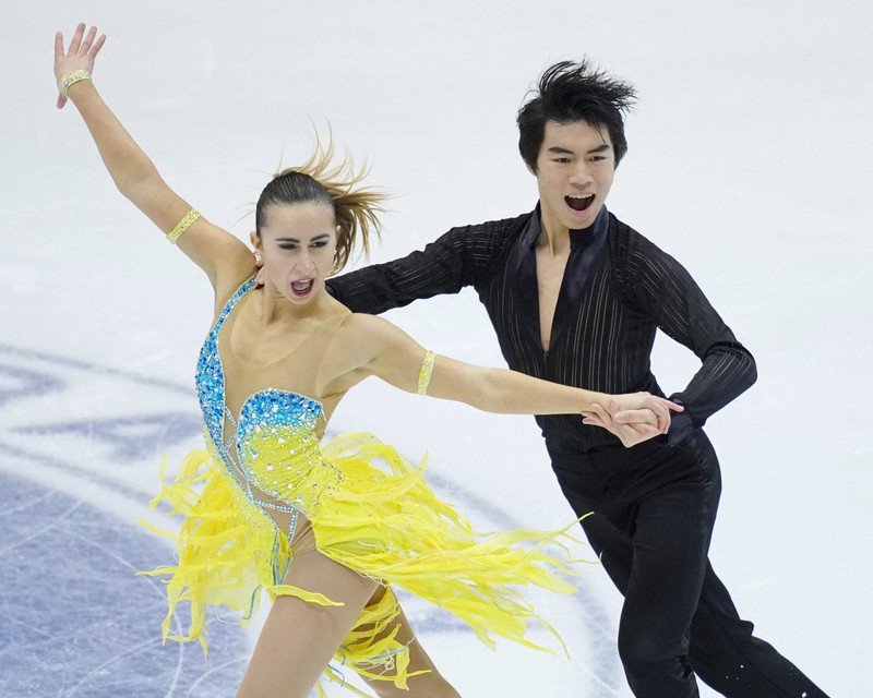 アイスダンスRDで演技する米国のカタリーナ・ウルフコスティン、ジェフリー・チェン組＝真駒内セキスイハイムアイスアリーナで2022年11月18日、貝塚太一撮影