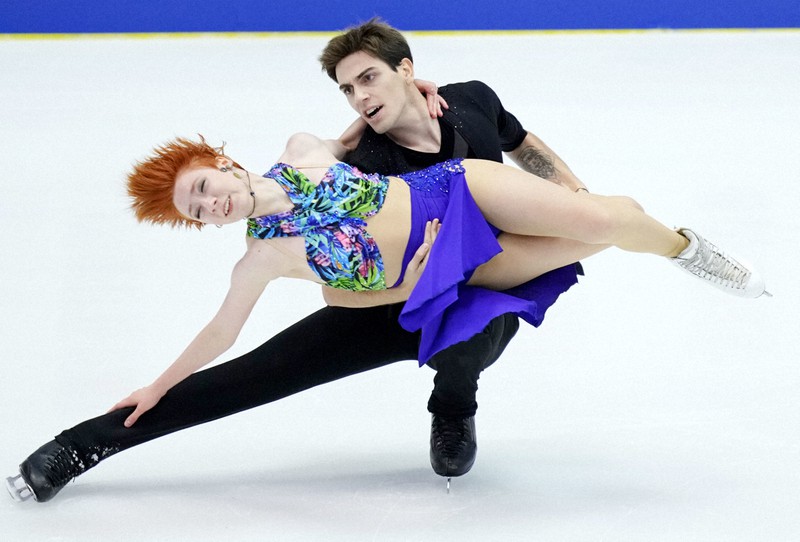 アイスダンスRDで演技するフランスのエフゲニーア・ロバレワ、ジョフレー・ブリソー組＝真駒内セキスイハイムアイスアリーナで2022年11月18日、貝塚太一撮影