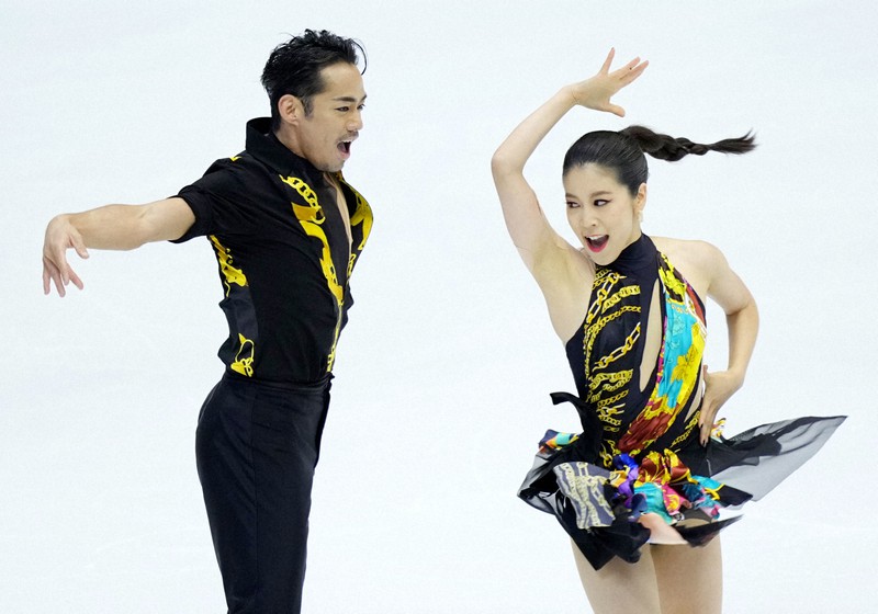 アイスダンスRDで演技する村元哉中、高橋大輔組＝真駒内セキスイハイムアイスアリーナで2022年11月18日、貝塚太一撮影