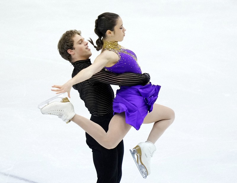 アイスダンスRDで演技する米国のキャロライン・グリーン、マイケル・パーソンズ組＝真駒内セキスイハイムアイスアリーナで2022年11月18日、貝塚太一撮影