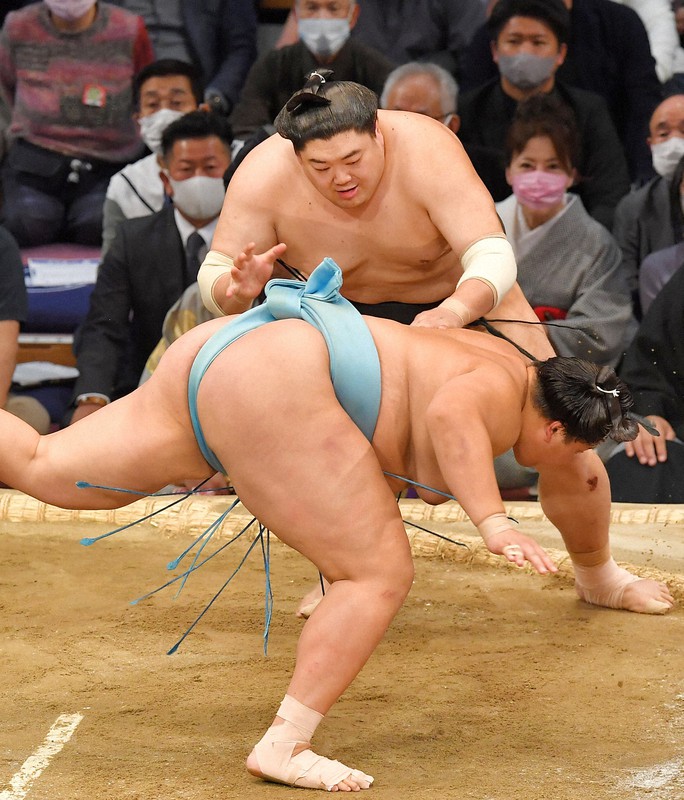 阿炎(奥)がはたき込みで琴勝峰を降す=福岡国際センターで2022年11月18日、金澤稔撮影
