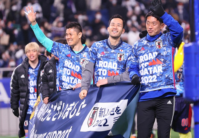 W杯アジア最終予選のベトナム戦後、ピッチを一周してサポーターたちに笑顔であいさつする吉田麻也(中央)ら日本の選手たち=埼玉スタジアムで2022年3月29日、宮武祐希撮影