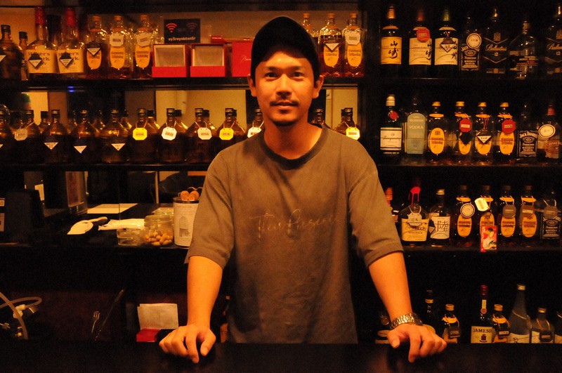 カタール1部リーグでプレーした佐藤穣さん。現在はバーを経営する=栃木県足利市で2022年10月19日午後2時14分、村上正撮影