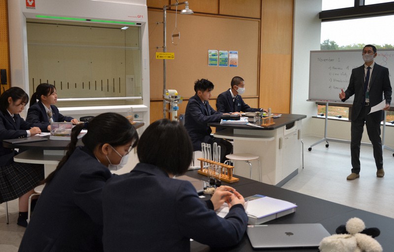 生物学の授業を受ける国際高校の生徒ら=愛知県日進市で2022年11月1日午前11時6分、川瀬慎一朗撮影