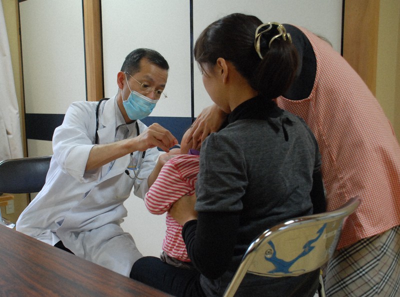 ポリオワクチンの予防接種を受ける子供=徳島県鳴門市内で2012年4月26日午後2時10分、阿部弘賢撮影