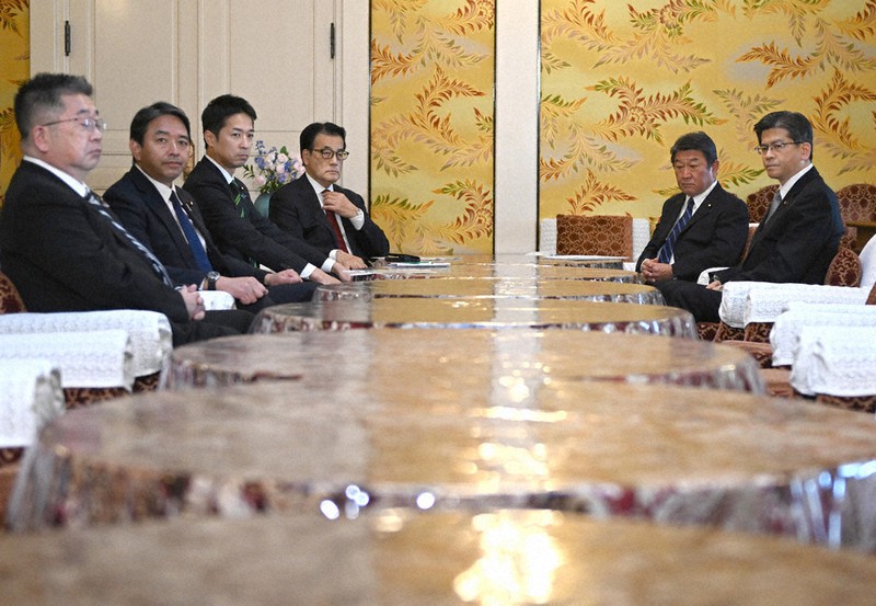 会談に臨む(右から)公明党の石井啓一幹事長、自民党の茂木敏充幹事長、立憲民主党の岡田克也幹事長、日本維新の会の藤田文武幹事長、国民民主党の榛葉賀津也幹事長、共産党の小池晃書記局長=国会内で2022年11月18日午後2時1分、竹内幹撮影