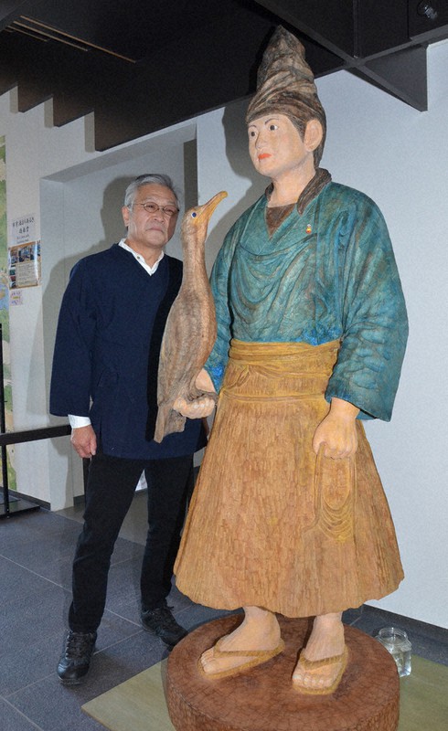 完成した「宇治川の鵜匠とウッティー・絆」を見上げる大岩広生さん=京都府宇治市お茶と宇治のまち交流館「茶づな」で2022年11月8日午前11時15分、鈴木健太郎撮影