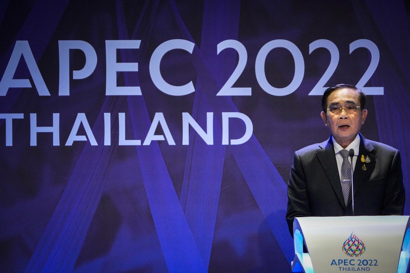 アジア太平洋経済協力会議(APEC)首脳会議の閉幕後に記者会見する議長国タイのプラユット首相=タイの首都バンコクで2022年11月19日、AP