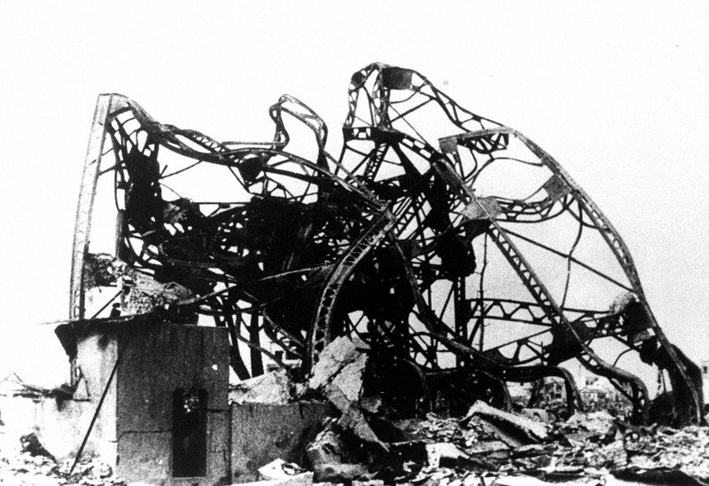 原爆で広島の爆心地から300メートルのビルは鉄筋がアメのように曲がった=1945年9月