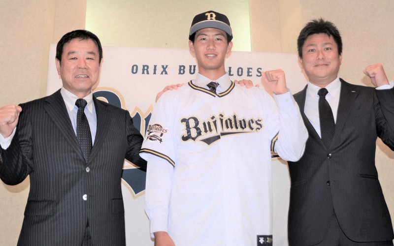 オリックスのユニホームを着て決意を新たにする日高投手(中央)と球団関係者=宮崎県日向市で2022年11月18日午後4時58分、重春次男撮影