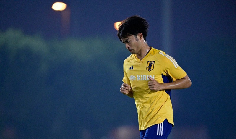 ランニングをする三笘薫=ドーハで2022年11月18日、藤井達也撮影