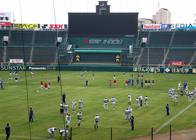 内野にも敷き詰められた芝の上で、公開練習を行う関西学院大の選手たち=兵庫県西宮市の阪神甲子園球場で2021年12月16日、梅田麻衣子撮影