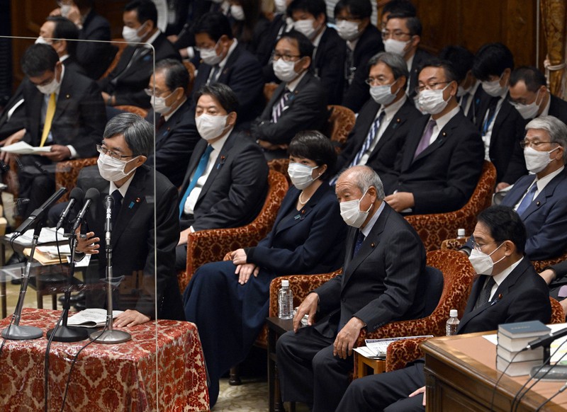 衆院予算委員会で立憲民主党の逢坂誠二氏の質問に答える寺田稔総務相(左)。右は岸田文雄首相=国会内で2022年10月17日午後2時50分、竹内幹撮影