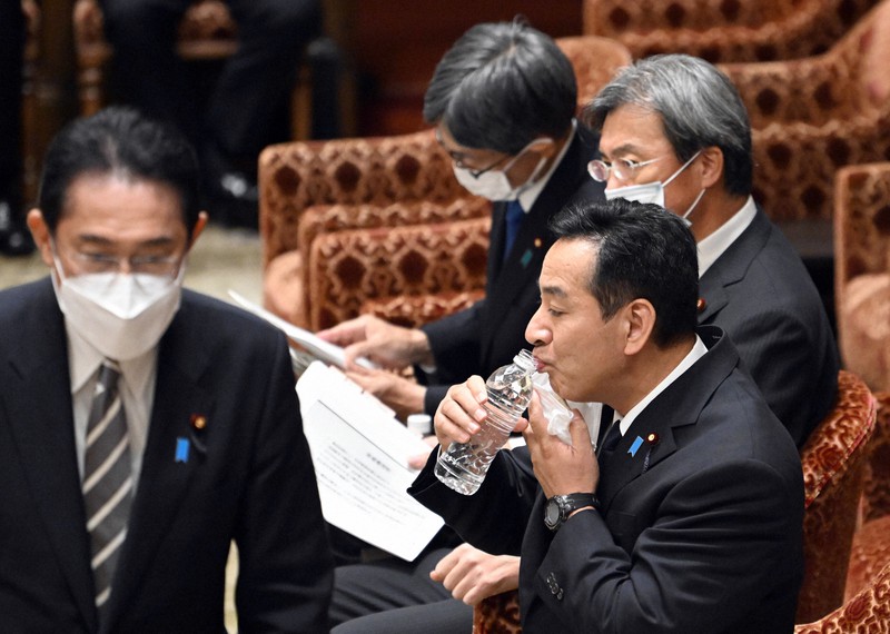 衆院予算委員会で立憲民主党の後藤祐一氏の質問の答弁を終え、自席に戻る岸田文雄首相(左)。右手前から山際大志郎経済再生担当相(当時)、秋葉賢也復興相、寺田稔総務相=国会内で2022年10月24日午前10時37分、竹内幹撮影