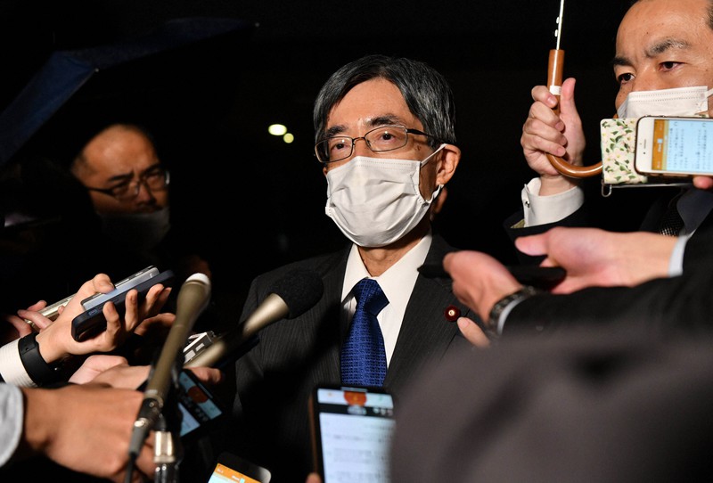 岸田文雄首相に辞表提出後、記者の質問に答える寺田稔総務相=首相公邸で2022年11月20日午後7時48分、丸山博撮影