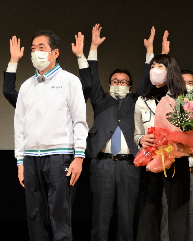 4選を確実にした中村時広氏(手前左)=松山市内で2022年11月20日午後8時4分、山中宏之撮影
