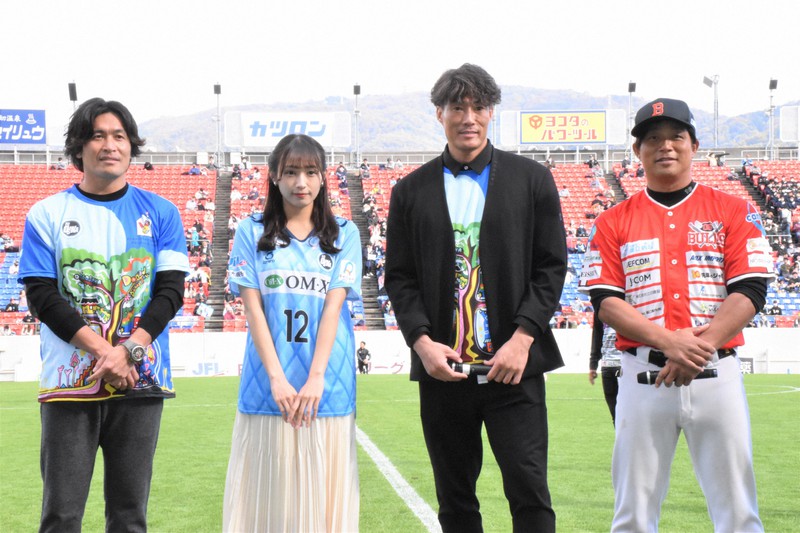 試合前にトークショーで盛り上げた(左から)ラグビー元日本代表の大畑大介さん、ファッションモデルの渡辺梨加さん、糸井嘉男さん、独立リーグ・06ブルズの藤井秀悟監督=東大阪市花園ラグビー場で2022年11月20日午後0時36分、吉見裕都撮影