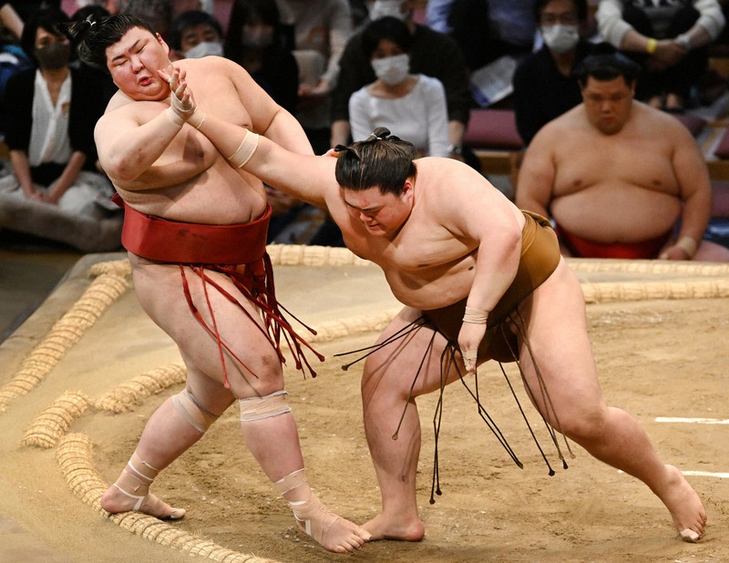 王鵬(右)が押し出しで熱海富士を降す=福岡国際センターで2022年11月20日、徳野仁子撮影