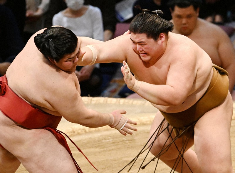 王鵬(右)が押し出しで熱海富士を降す=福岡国際センターで2022年11月20日、徳野仁子撮影