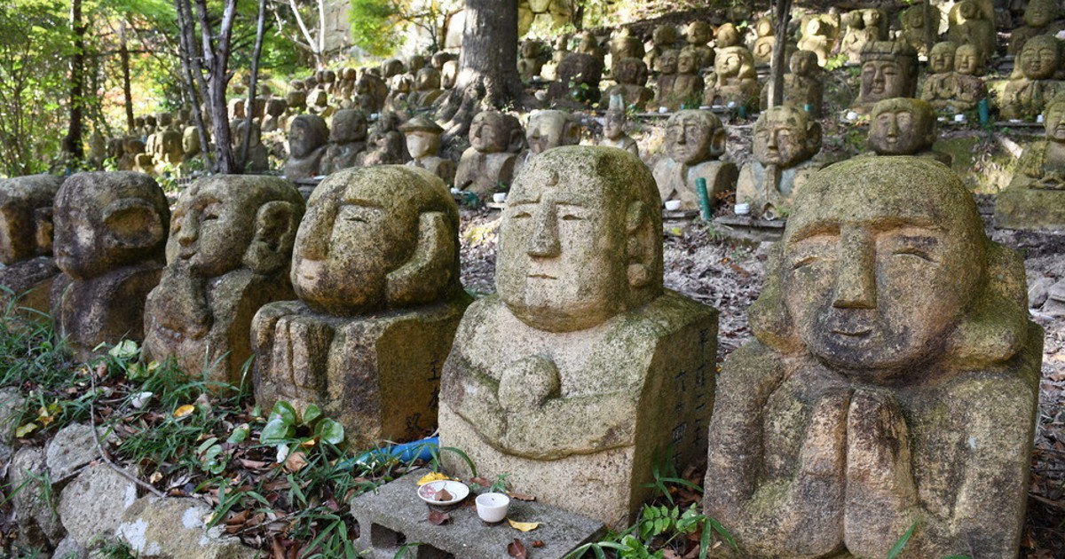 街かど・撮っておき：新旧並ぶ石仏群 加西・古法華自然公園