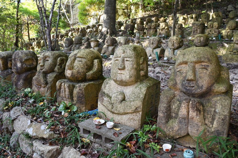 街かど・撮っておき：新旧並ぶ石仏群 加西・古法華自然公園 ／兵庫