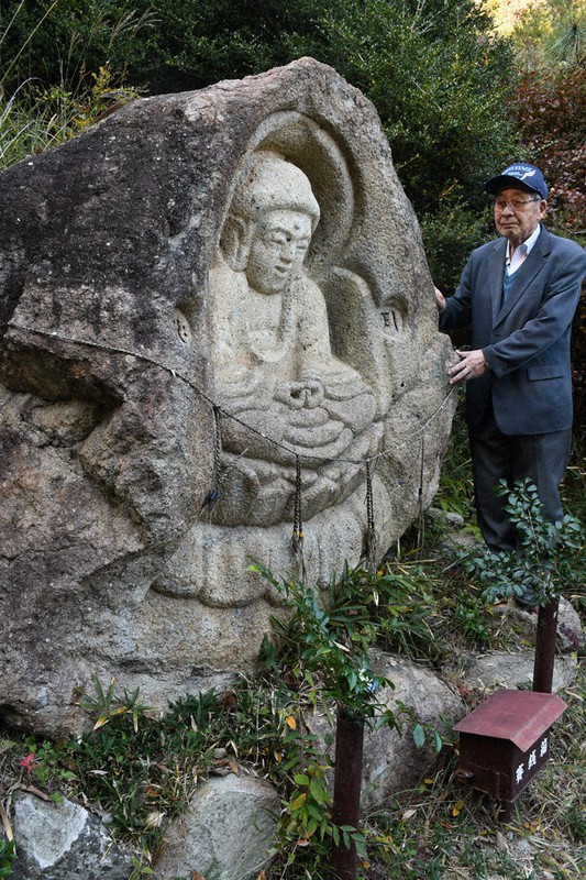 街かど・撮っておき：新旧並ぶ石仏群 加西・古法華自然公園 ／兵庫