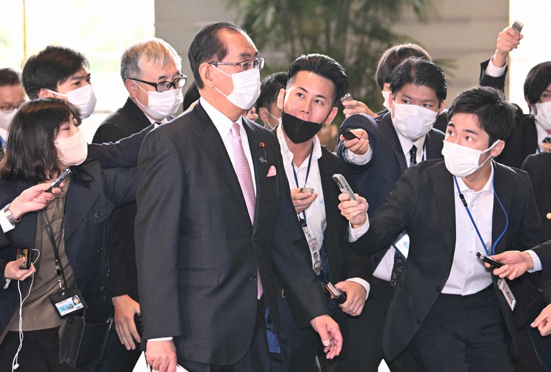 辞任した寺田稔総務相の後任に決まり、首相官邸に入る松本剛明元外相(中央)=首相官邸で2022年11月21日午前10時10分、丸山博撮影